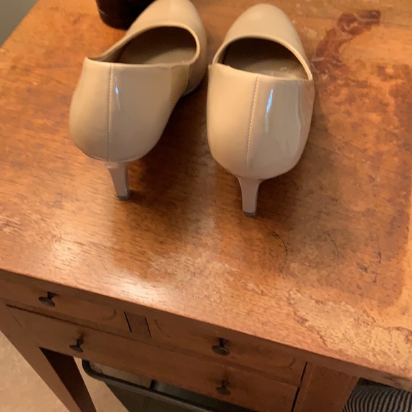 Size 11 tan patent leather like shoe - Picture 2 of 8